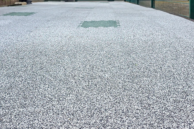 WARCO XT Bodenbelag mit kalibrierten Platten und optimierter Verzahnung. Die haarfeinen Fugen treten optisch in den Hintergrund, sodass eine nahezu fugenlose Fläche mit besonders ruhigem Flächenbild entsteht.