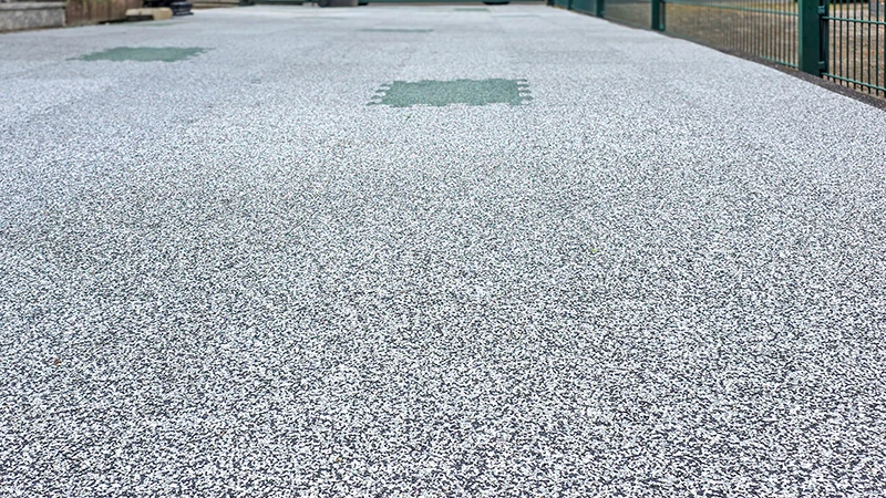 WARCO XT Bodenbelag mit kalibrierten Platten und optimierter Verzahnung. Die haarfeinen Fugen treten optisch in den Hintergrund, sodass eine nahezu fugenlose Fläche mit besonders ruhigem Flächenbild entsteht.