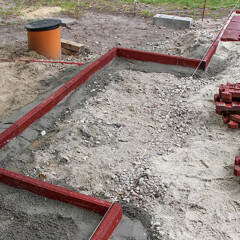 Der Torraum für einen Bolzplatz (ein Kleinspielfeld) wird durch Tiefborde, die in einem Betonfundament eingelassen sind, abgegrenzt. Verwendet werden rote Tiefborde oder Gummirandsteine von WARCO.