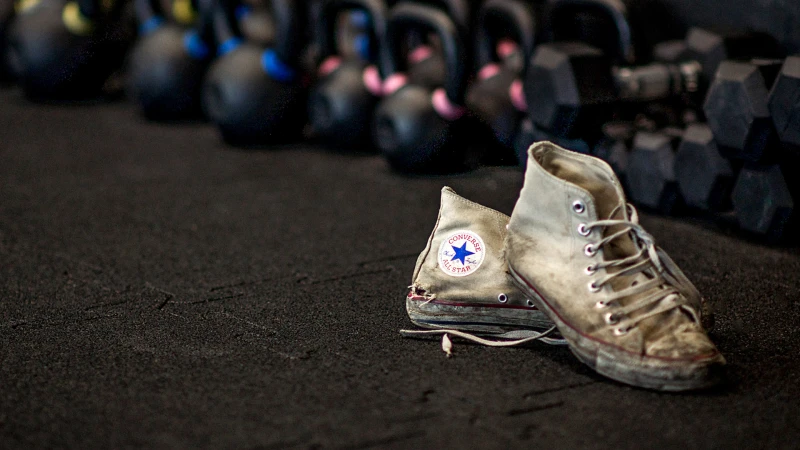 Turnschuhe auf Gym-Boden schützen Sportler und Geräte in Fitnessstudios.