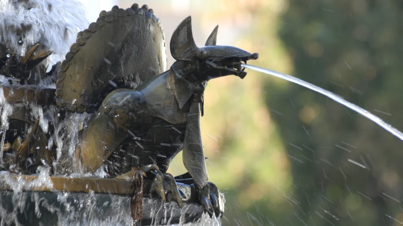 Der Elwedritsche Brunnen, gestaltet von Gernot Rumpf, liegt neben dem Klemmhof im Stadtzentrum von Neustadt an der Weinstraße. Einige der Elwetritschen speien Wasser.