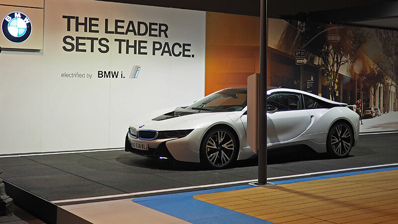 Der I8 von BMW wird auf einer Messe präsentiert. Der Supersportwagen steht auf dem schwarzen Eventboden von WARCO, der den Asphalt einer Straße nachempfindet.
