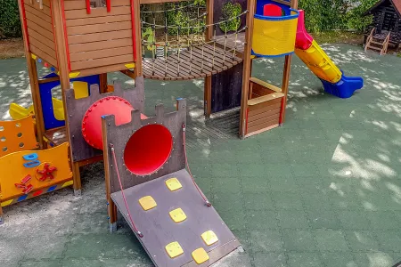 Fallschutzmatten von WARCO bieten zertifizierte Sicherheit auf jeden öffentlich genutzten Spielplatz, so wie es die Norm EN 1176 vorschreibt.