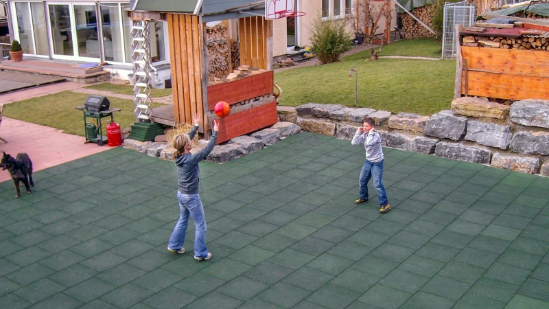 Mit den Ballspielplatten von WARCO kann man ein vielseitig nutzbares Spielfeld anlegen. Unabhängig von der Jahreszeit und der Witterung steht die Fläche für jede sportliche Nutzung offen. Dabei kann genauso gut gebolzt, wie Volleyball, Badminton, Basketball oder Tennis gespielt werden. Das Spielfeld ist immer griffig, sauber und bietet Fallschutz.
