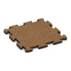 Fallschutz-Puzzlematte von WARCO im Farbdesign Terra Cotta mit den Abmessungen 500 x 500 x 30 mm. Produktfoto von Artikel 2631 in der Aufsicht von schräg vorne.