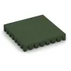 Fallschutzplatte von WARCO im Farbdesign Grasgrün mit den Abmessungen 500 x 500 x 80 mm. Produktfoto von Artikel 0728 in der Aufsicht von schräg vorne.