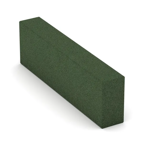 Blockstufe aus Gummigranulat von WARCO im Farbdesign Grasgrün mit den Abmessungen 1000 x 300 x 150 mm. Produktfoto von Artikel 2600 in der Aufsicht von schräg vorne.