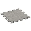 Messeboden Klickfliese von WARCO im Farbdesign Grauer Granit mit den Abmessungen 98 x 98 × 1,8 cm. Produktfoto von Artikel 6923 in der Aufsicht von schräg vorne.