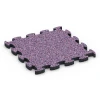 Fallschutz Puzzlematte von WARCO im Farbdesign Lavendel mit den Abmessungen 44,6 x 44,6 × 2,8 cm. Produktfoto von Artikel 6936 in der Aufsicht von schräg vorne.