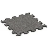 Fitness Max Floor System von WARCO im Farbdesign Dunkelgrauer Granit mit den Abmessungen 98 x 98 x 2,8 cm. Produktfoto von Artikel 6886 in der Aufsicht von schräg vorne.