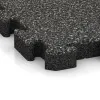 Detailaufnahme der Randausprägung von WARCO-Produkt 3025, Outdoor-Klickfliese, Format 500 x 500 x 50 mm, Farbe Dunkelgrauer Granit.