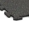 Detailaufnahme der Randausprägung von WARCO-Produkt 0230, Bodenschutzmatte 1,8 cm HD – Fitness, Format 1000 x 1000 x 18 mm, Farbe Dunkelgrauer Granit.