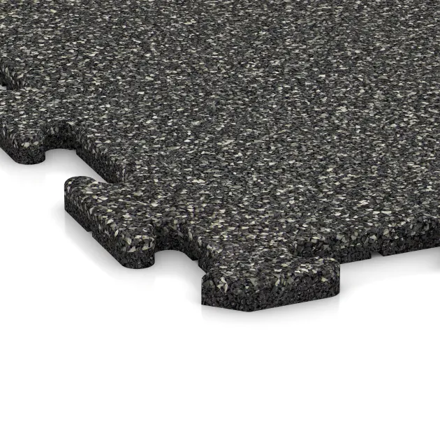 Detailaufnahme der Randausprägung von WARCO-Produkt 0230, Bodenschutzmatte 1,8 cm HD – Fitness, Format 1000 x 1000 x 18 mm, Farbe Dunkelgrauer Granit.