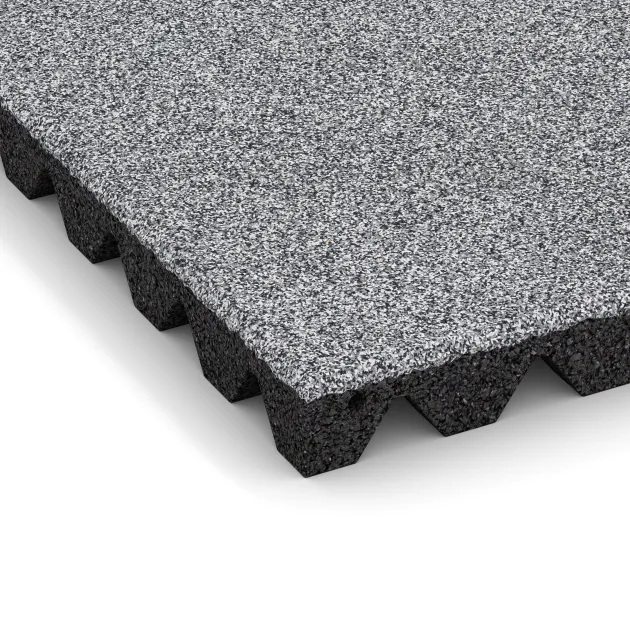 Detailaufnahme der Randausprägung von WARCO-Produkt 4475, Fallschutzplatte, Format 500 x 500 x 45 mm, Farbe Grau Melange.