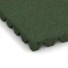 Detailaufnahme der Randausprägung von WARCO-Produkt 0662, Fallschutzplatte, Format 500 x 500 x 45 mm, Farbe Grasgrün.