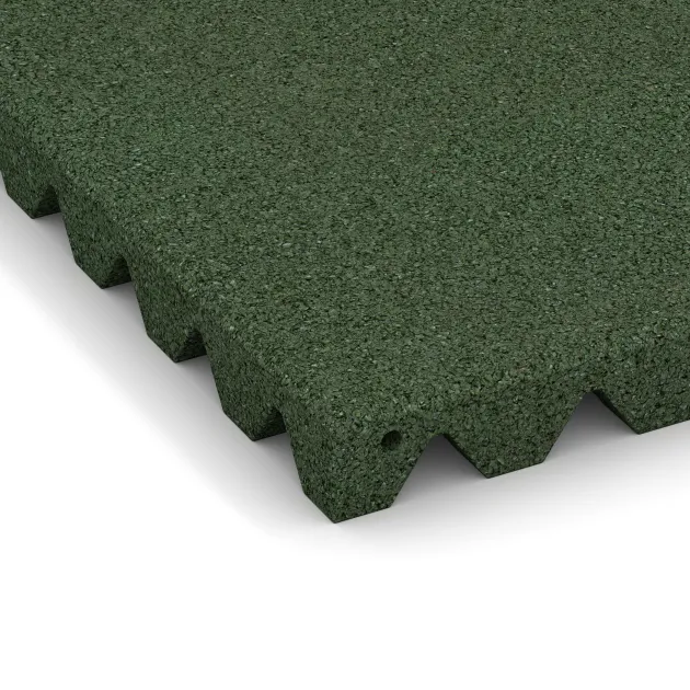 Detailaufnahme der Randausprägung von WARCO-Produkt 0662, Fallschutzplatte, Format 500 x 500 x 45 mm, Farbe Grasgrün.