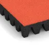Detailaufnahme der Randausprägung von WARCO-Produkt 0724, Fallschutzplatte, Format 500 x 500 x 80 mm, Farbe Hellrot-Orange.