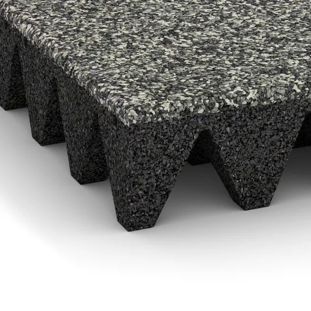 Detailaufnahme der Randausprägung von WARCO-Produkt 3707, Fallschutzplatte, Format 500 x 500 x 100 mm, Farbe Grauer Granit.