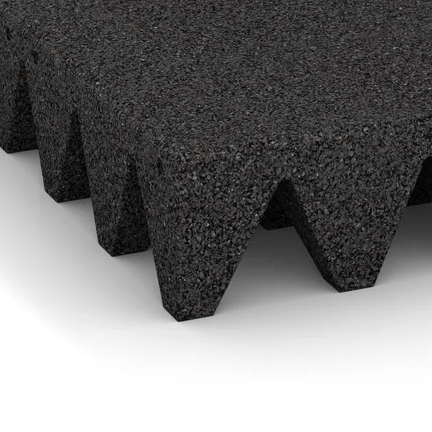 Detailaufnahme der Randausprägung von WARCO-Produkt 0744, Fallschutzplatte, Format 500 x 500 x 100 mm, Farbe Anthrazit.