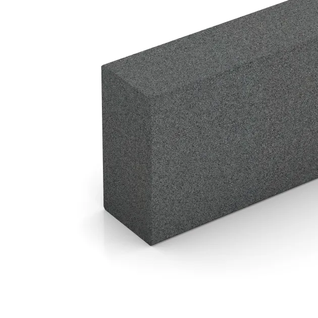 Detailaufnahme der Randausprägung von WARCO-Produkt 2601, Blockstufe aus Gummigranulat, Format 1000 x 300 x 150 mm, Farbe Schiefergrau.