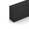 Detailaufnahme der Randausprägung von WARCO-Produkt 7028, Blockstufe aus Gummigranulat, Format 100 x 30 x 15 cm, Farbe Anthrazit.