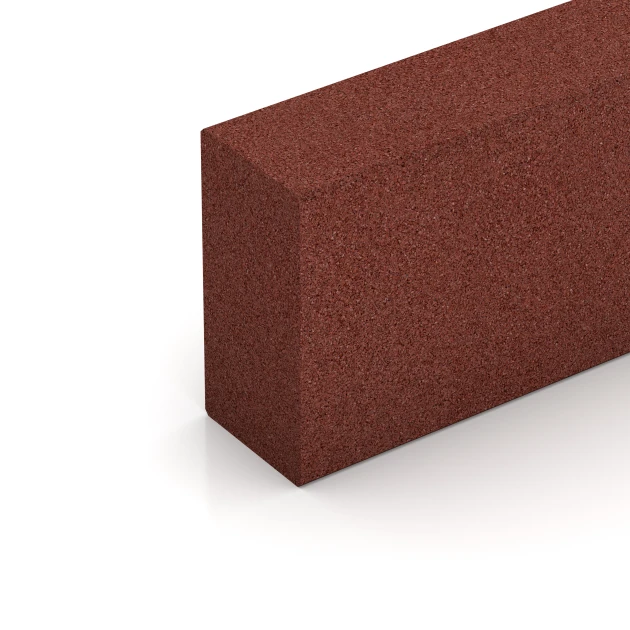 Detailaufnahme der Randausprägung von WARCO-Produkt 7029, Blockstufe aus Gummigranulat, Format 100 x 30 x 15 cm, Farbe Ziegelrot.