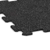 Detailaufnahme der Randausprägung von WARCO-Produkt 0904, Treppenbelag, Format 485 x 485 x 8 mm | 0,235 m², Farbe Leicht Grau Gesprenkelt.