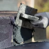 Detailaufnahme der Randausprägung von WARCO-Produkt 0028, ALLESDICHT – Flüssigabdichtung, Format 11 kg | 3,3 m², Farbe Schwarz.