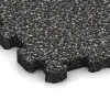 Detailaufnahme der Randausprägung von WARCO-Produkt 3724, Fitnessmatte Premium 2 cm, Format 306 x 306 x 20 mm, Farbe Dunkelgrauer Granit.