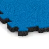 Detailaufnahme der Randausprägung von WARCO-Produkt 5734, Messeboden-Klickfliese, Format 306 x 306 x 20 mm, Farbe Himmelblau.