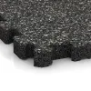 Detailaufnahme der Randausprägung von WARCO-Produkt 4271, Sportboden – fugenlos, Format 306 x 306 x 30 mm, Farbe Dunkelgrauer Granit.