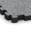 Detailaufnahme der Randausprägung von WARCO-Produkt 4455, Sportboden – fugenlos, Format 306 x 306 x 30 mm, Farbe Grau Melange.