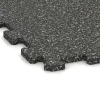 Detailaufnahme der Randausprägung von WARCO-Produkt 1096, Fitnessboden Kompakt, Format 970 x 970 x 16 mm | 0,94 m², Farbe Dunkelgrauer Granit.