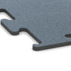 Detailaufnahme der Randausprägung von WARCO-Produkt 6160, Fitness Performance Elite Trainingsboden, Format 100 x 100 x 1,5 cm | 1,00 m², Farbe Altsilber.