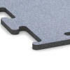Detailaufnahme der Randausprägung von WARCO-Produkt 6150, Fitness Performance Elite Trainingsboden, Format 100 x 100 x 2 cm | 1,00 m², Farbe Nebelgrau.