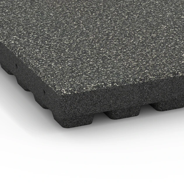 Detailaufnahme der Randausprägung von WARCO-Produkt 6440, Fallschutzplatte – 210 cm, Format 50 x 50 x 7 cm, Farbe Dunkelgrauer Granit.