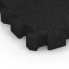 Detailaufnahme der Randausprägung von WARCO-Produkt 6309, Fallschutz-Puzzlematte, Format 50 x 50 x 6 cm | 0,25 m², Farbe Anthrazit.