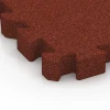 Detailaufnahme der Randausprägung von WARCO-Produkt 6310, Fallschutz-Puzzlematte, Format 50 x 50 x 6 cm | 0,25 m², Farbe Ziegelrot.