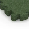 Detailaufnahme der Randausprägung von WARCO-Produkt 6407, Fallschutzplatte – 220 cm, Format 50 x 50 x 6 cm | 0,25 m², Farbe Grasgrün.