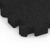 Detailaufnahme der Randausprägung von WARCO-Produkt 6401, Fallschutzplatte – 190 cm, Format 50 x 50 x 5 cm | 0,25 m², Farbe Anthrazit.