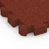 Detailaufnahme der Randausprägung von WARCO-Produkt 6402, Fallschutzplatte – 190 cm, Format 50 x 50 x 5 cm | 0,25 m², Farbe Ziegelrot.