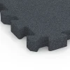 Detailaufnahme der Randausprägung von WARCO-Produkt 6404, Fallschutzplatte – 190 cm, Format 50 x 50 x 5 cm | 0,25 m², Farbe Schiefergrau.