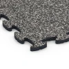 Detailaufnahme der Randausprägung von WARCO-Produkt 6778, Gymnastikmatte, Format 44,6 x 44,6 x 1,8 cm, Farbe Dunkelgrauer Granit.