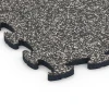 Detailaufnahme der Randausprägung von WARCO-Produkt 6895, Hundesportboden Indoor, Format 44,6 x 44,6 x 1,8 cm, Farbe Dunkelgrauer Granit.