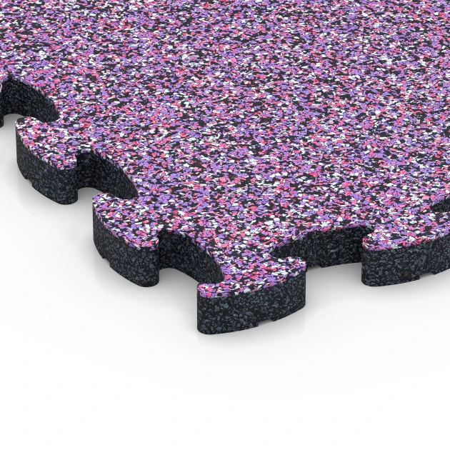 Detailaufnahme der Randausprägung von WARCO-Produkt 6936, Fallschutz Puzzlematte, Format 44,6 x 44,6 × 2,8 cm, Farbe Lavendel.