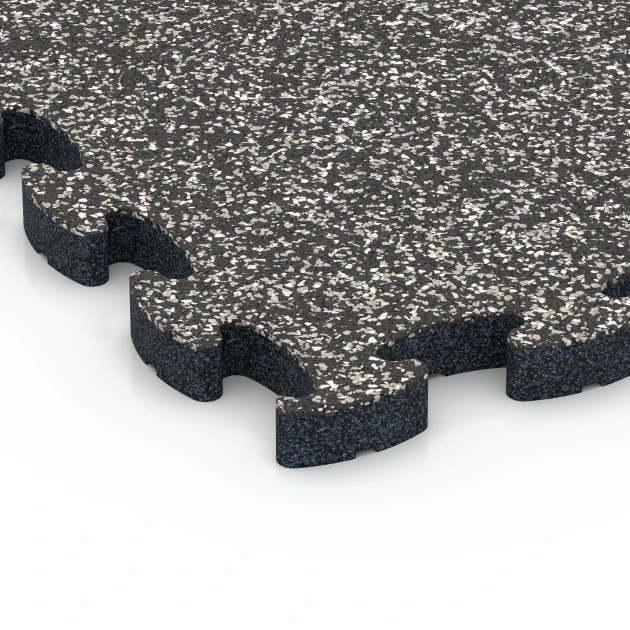 Detailaufnahme der Randausprägung von WARCO-Produkt 6841, Fitness Active Floor System, Format 44,6 x 44,6 × 2,8 cm, Farbe Dunkelgrauer Granit.