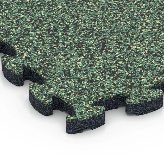 Detailaufnahme der Randausprägung von WARCO-Produkt 6816, Steinteppich Klickfliese, Format 28,9 x 28,9 x 1,8 cm, Farbe Englischer Rasen.