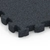 Detailaufnahme der Randausprägung von WARCO-Produkt 6959, Fitness Premium Boden, Format 28,9 x 28,9 x 2,8 cm, Farbe Anthrazit.