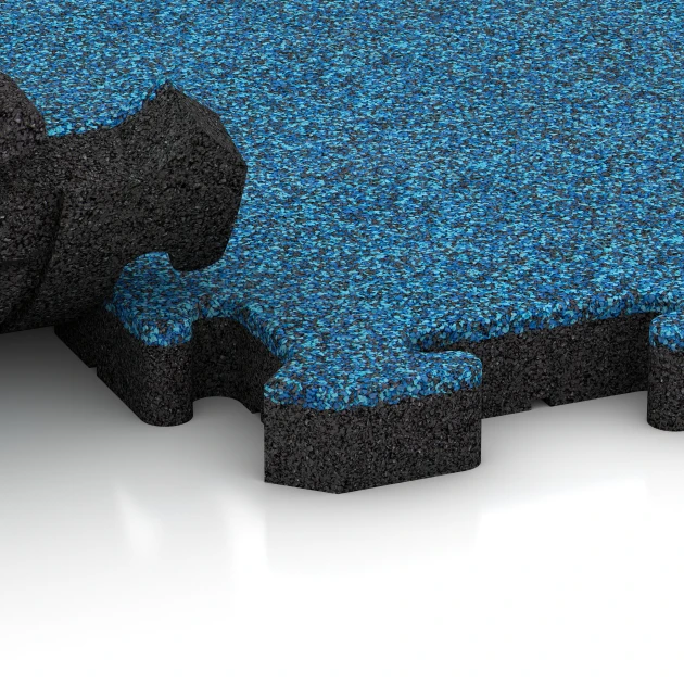 Großaufnahme vom Verbindungssystem von WARCO-Boden 2942 - Fitness-Bodenschutzmatte im Farbdesign Atlantik. Abmessungen 500 x 500 x 40 mm.