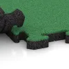 Großaufnahme vom Verbindungssystem von WARCO-Boden 5186 - Fitness-Bodenschutzmatte im Farbdesign Maigrün. Abmessungen 500 x 500 x 40 mm.